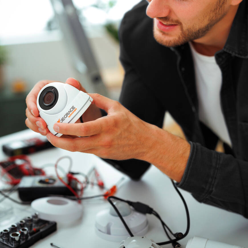 La différence entre Caméra de Surveillance et Système d’Alarme : Quelle technologie choisir pour la sécurité de votre entreprise ?